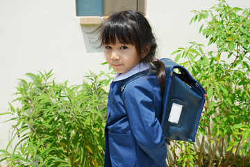 制服を着た幼稚園児