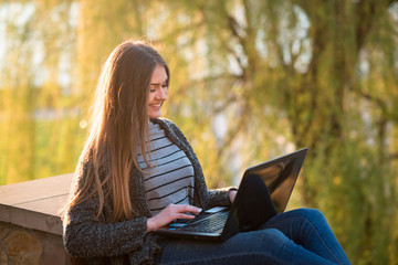 Obraz premium beautiful girl with a laptop and coffee