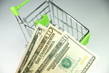 Bargeld und Einkaufswagen