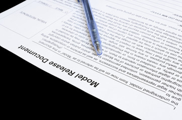 Obraz premium Closeup of model release document and a pen with artistic shallow depth of field