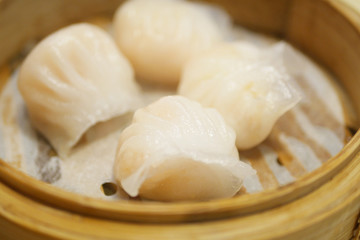 Fototapeta na wymiar shrimp dumpling dimsum in bamboo container