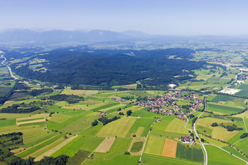 Fototapeta na wymiar Flug über das Voralpenland bei Sindelsdorf in Bayern
