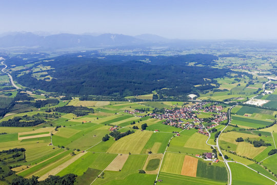 Flug über das Voralpenland bei Sindelsdorf in Bayern