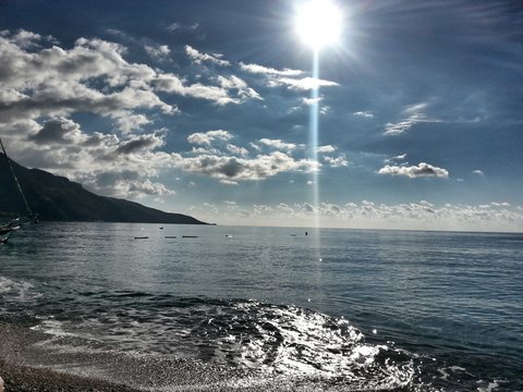 T&uuml;rkiye Antalya kumsal. Yaz g&uuml;n&uuml; tatil, deniz ve kumsal