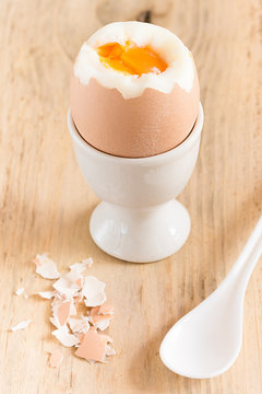 Ein hart gekochtes Frühstücksei in einem Eierbecher.