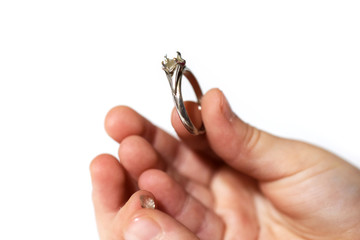 ルーペで指輪を除く人の手 © A. Takahashi