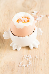 Ein hart gekochtes Frühstücksei in einem Eierbecher.