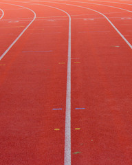 Rote Tartanbahn mit Startnummern in einem Station
