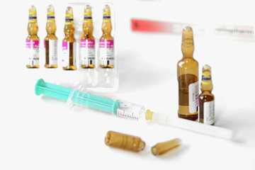 Spritzen zur Injektion mit Ampullen und Antibiotikum