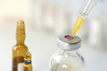 Spritzen zur Injektion mit Ampullen und Antibiotikum