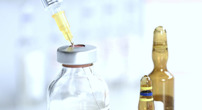 Spritzen zur Injektion mit Ampullen und Antibiotikum