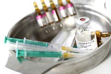 Spritzen zur Injektion mit Ampullen und Antibiotikum
