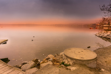 Lago di viverone al tramonto, tramonto sul lago, lago al tramonto rosso, tramonto primaverile cielo...