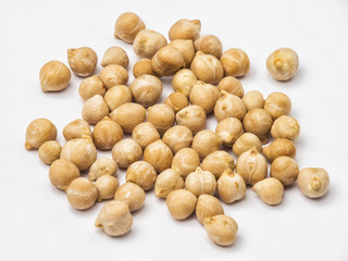 Garbanzos sobre fondo blanco