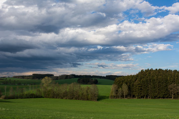 Wälder, Wiesen, Hügel, Wolken