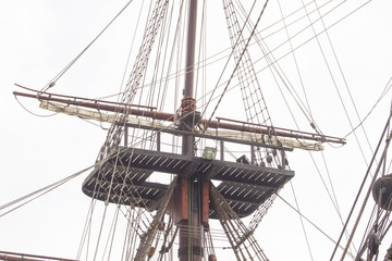 mástil de barco antiguo de madera