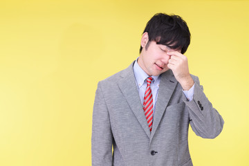 頭痛に悩む男性