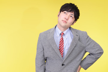 疲れた表情のビジネスマン