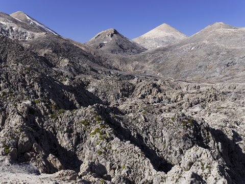 In den Weissen Bergen (Lefka Ori) im S&uuml;dwesten Kretas hoch &uuml;ber Anopoli in der Gemeinde Sfakia am Samstag 13.04.13. Im Hintergrund Mitte-rechts der kegelf&ouml;rmige Askifiotikos Soros (2213m). 
