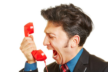 Wütender Geschäftsmann schreit in Telefon