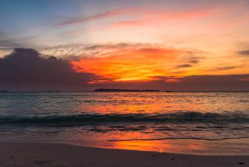 Obraz premium Colorful sky at sunset time on the beach.