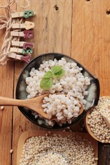 Cooked barley for health and raw barley.