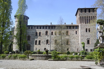 retro del castello, Castello, Grazzano Visconti, Torri, Castello in Muratura, Grandangolo, Prospettiva, castello all'italiana, torrioni, torre