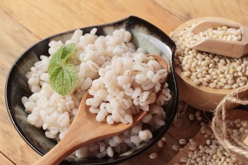 Cooked barley for health and raw barley.