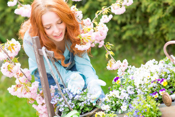 Frau liebt ihren garten und die Blumen