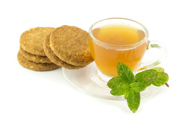 Tazza di tè alla menta con biscotti