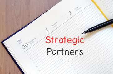 Obraz premium Strategic partners write on notebook