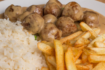Schwedische Köttbullar mit Reis und Pommes Frites