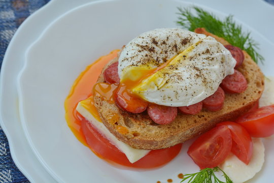 sandwich with poached egg 