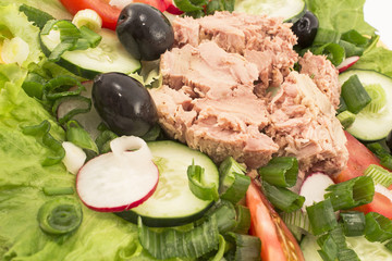 Tuna salad with vegetables and olives