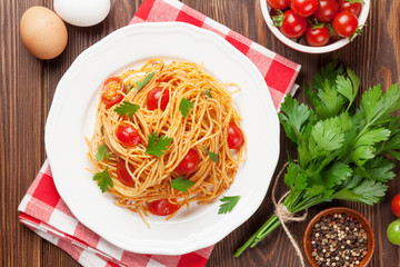 Spaghetti pasta with tomatoes and parsley