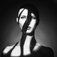 Surrealistische junge Dame mit Schatten auf ihrem Körper © George Mayer