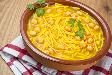 Cazuela de sopa de cocido