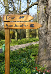 Wegweiser aus Holz in einem Zoo