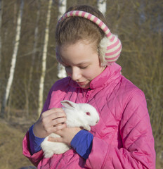Девочка с белым крольчонком
