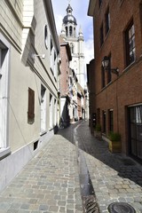 Fototapeta na wymiar L'une des ruelles pavée en direction de la basilique St-Martin de Hal en Brabant flamand