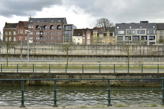 Le canal de Bruxelles-Ronquières à la hauteur de la gare de Hal en Brabant flamand