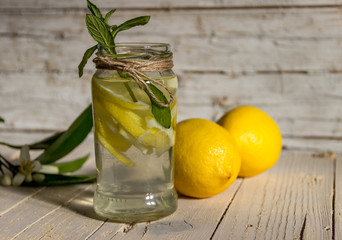 Лимонад с мятой украшенный веткой цветущего лимонного дерева  © lubava84
