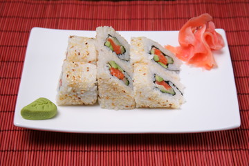Japanese seafood sushi./Japanese seafood sushi roll.