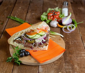 Турецкая шаурма на деревянном фоне