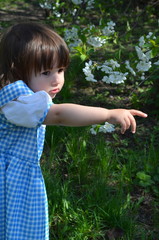 Девочка в синем платье 