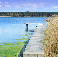 Obraz premium Pier on the lake during spring