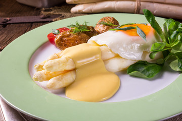 asparagus with fried egg