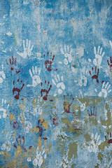 Impronte sul muro sfondo blu