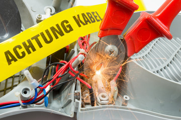 Achtung Kabel, Zange, Kurzschluss