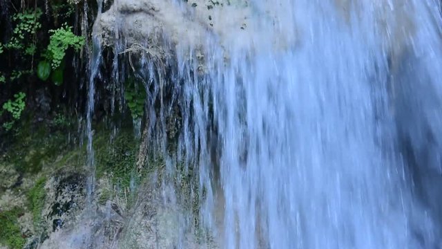 kayadan d&ouml;k&uuml;len kaynak suları